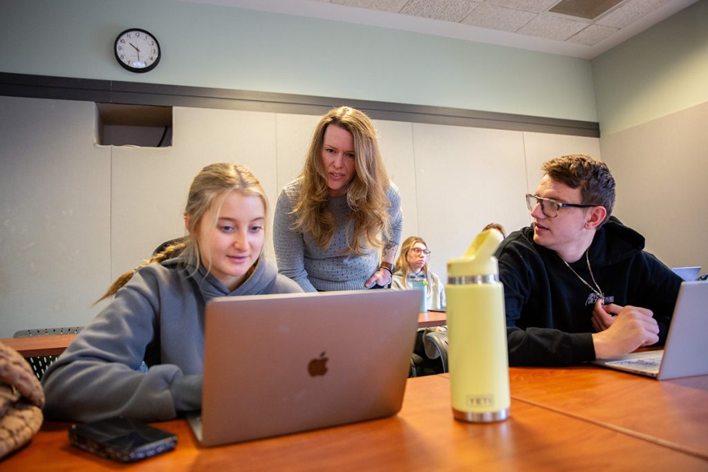 Anne Oeldorf-Hirsch meets with students during COMM 4640: Social Media: Research and Practice.